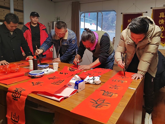 群贤毕至贺新春，挥毫泼墨送祝福